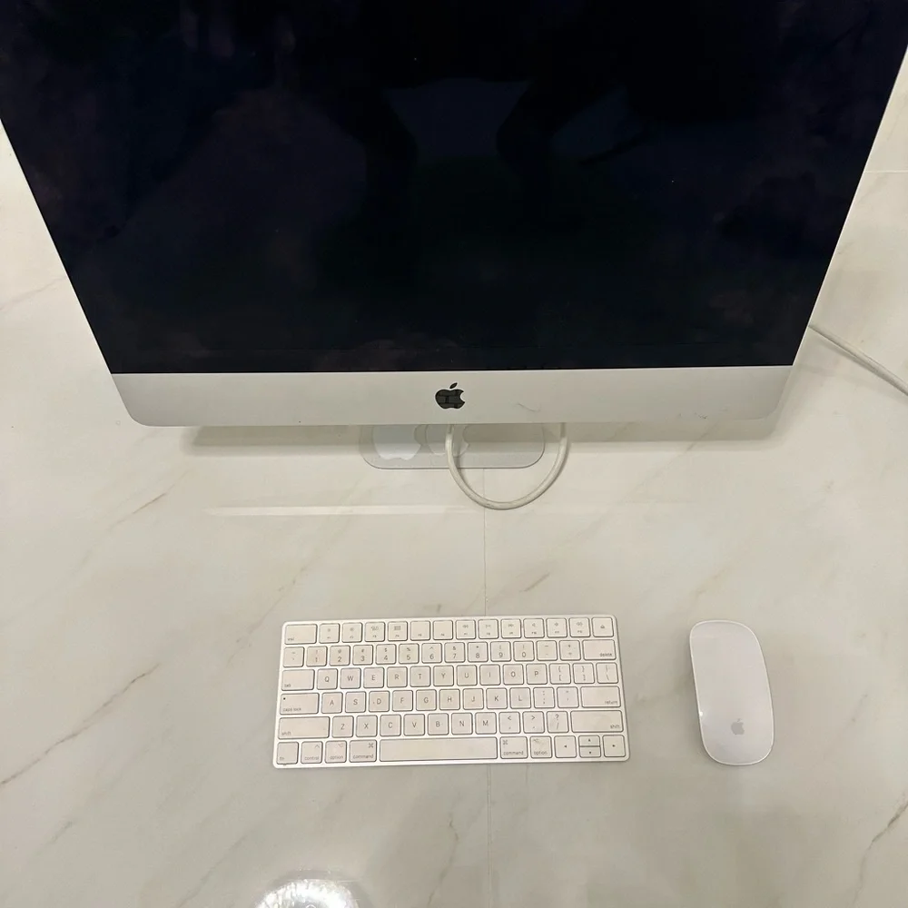 Apple iMac with White Keyboard and Mouse